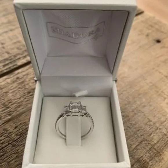 Miadoro Moissanite Engagement Ring